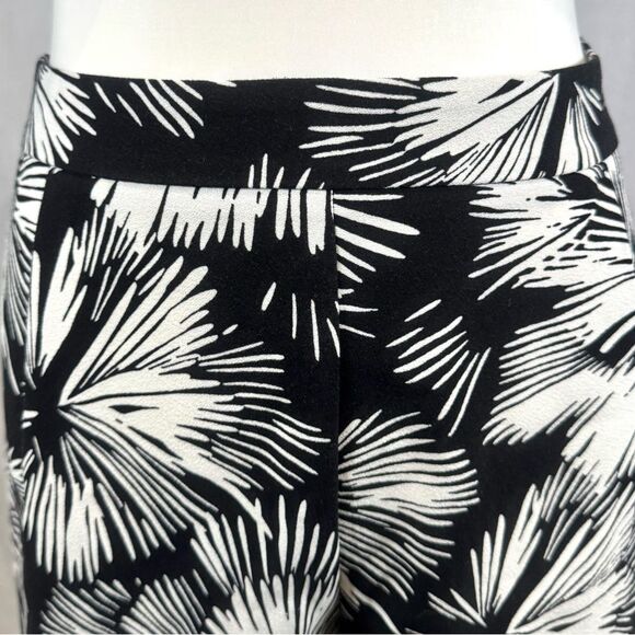 Ann Taylor black and white burst print flat front shorts with pockets size 12 - Picture 2 of 6